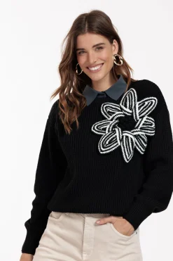 Valerie chunky flower pullover - black