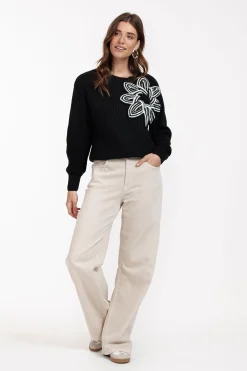 Valerie chunky flower pullover - black