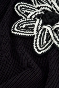 Valerie chunky flower pullover - black